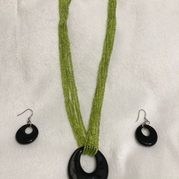 ‎Glass Pendant Necklace with Earrings Set - Picture 7 of 10